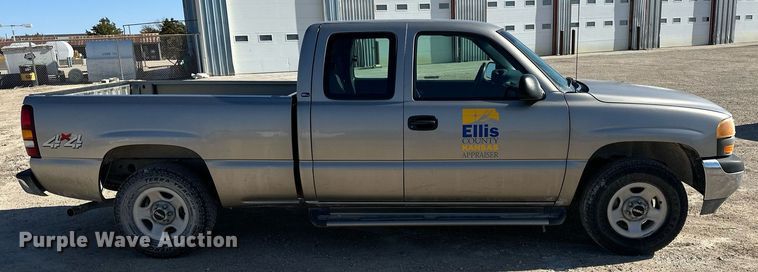 image for item LN9445 2000 GMC Sierra 1500  Ext. Cab pickup truck