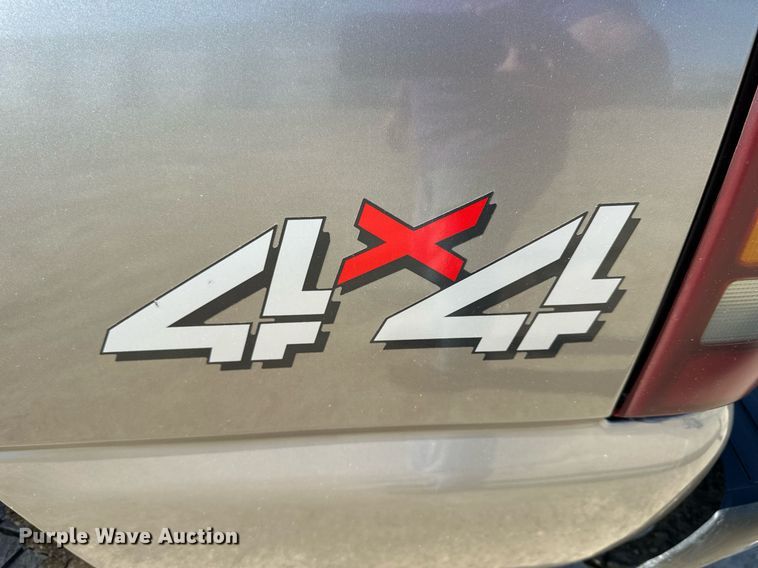 image for item LN9445 2000 GMC Sierra 1500  Ext. Cab pickup truck