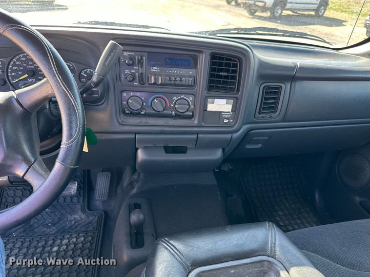 image for item LN9445 2000 GMC Sierra 1500  Ext. Cab pickup truck