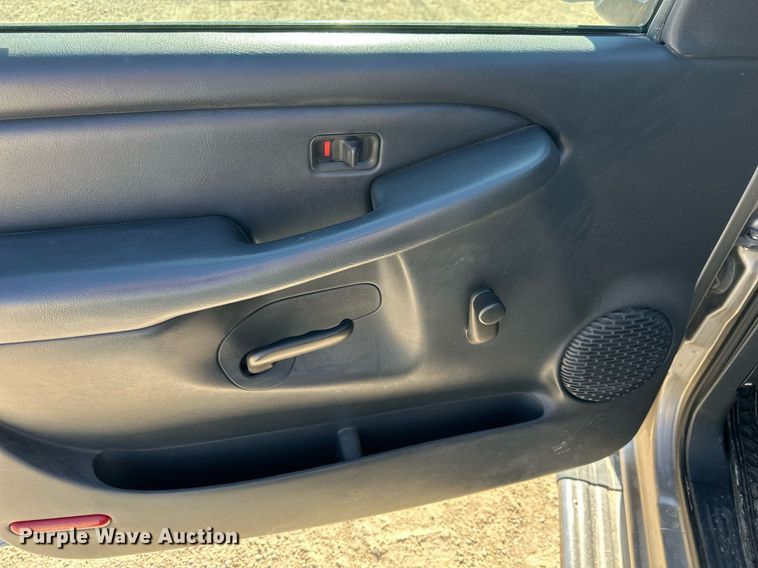 image for item LN9445 2000 GMC Sierra 1500  Ext. Cab pickup truck