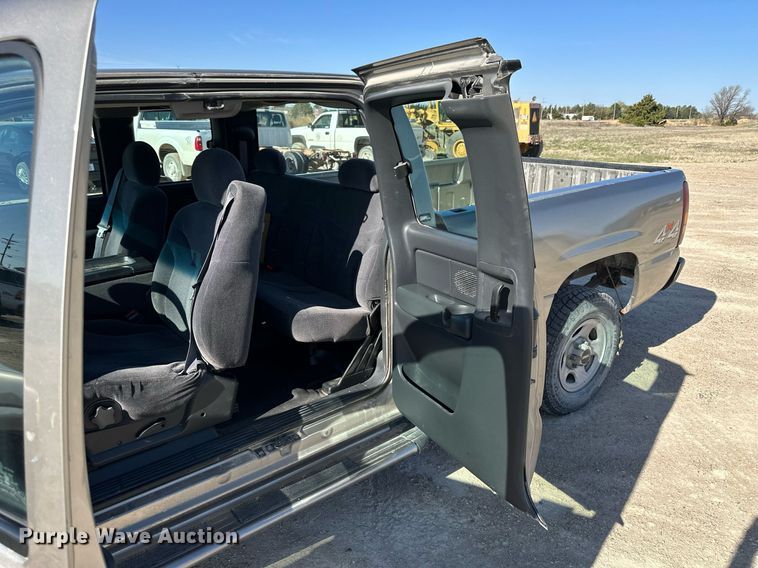 image for item LN9445 2000 GMC Sierra 1500  Ext. Cab pickup truck