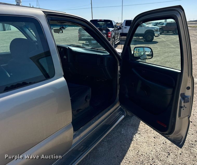 image for item LN9445 2000 GMC Sierra 1500  Ext. Cab pickup truck