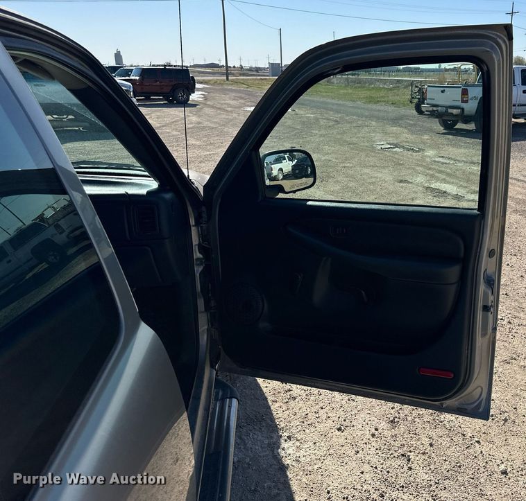 image for item LN9445 2000 GMC Sierra 1500  Ext. Cab pickup truck