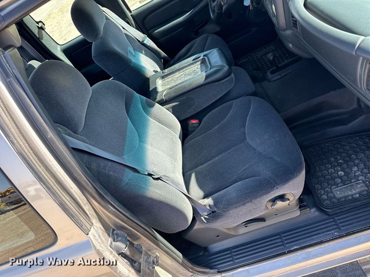 image for item LN9445 2000 GMC Sierra 1500  Ext. Cab pickup truck