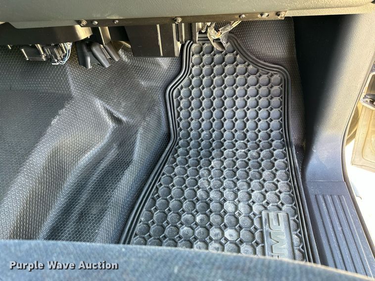 image for item LN9445 2000 GMC Sierra 1500  Ext. Cab pickup truck