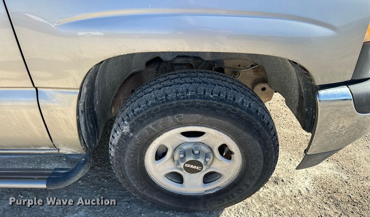 image for item LN9445 2000 GMC Sierra 1500  Ext. Cab pickup truck