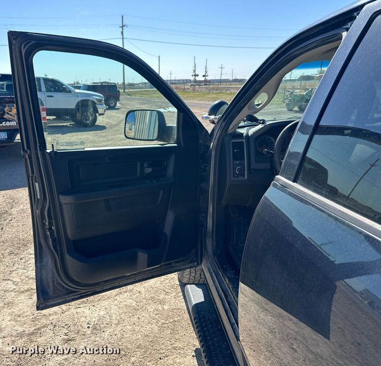 image for item LN9447 2017 Dodge Ram 1500  Crew Cab pickup truck