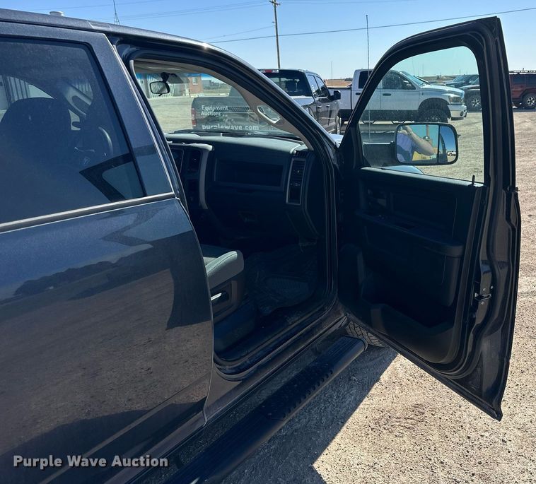 image for item LN9447 2017 Dodge Ram 1500  Crew Cab pickup truck