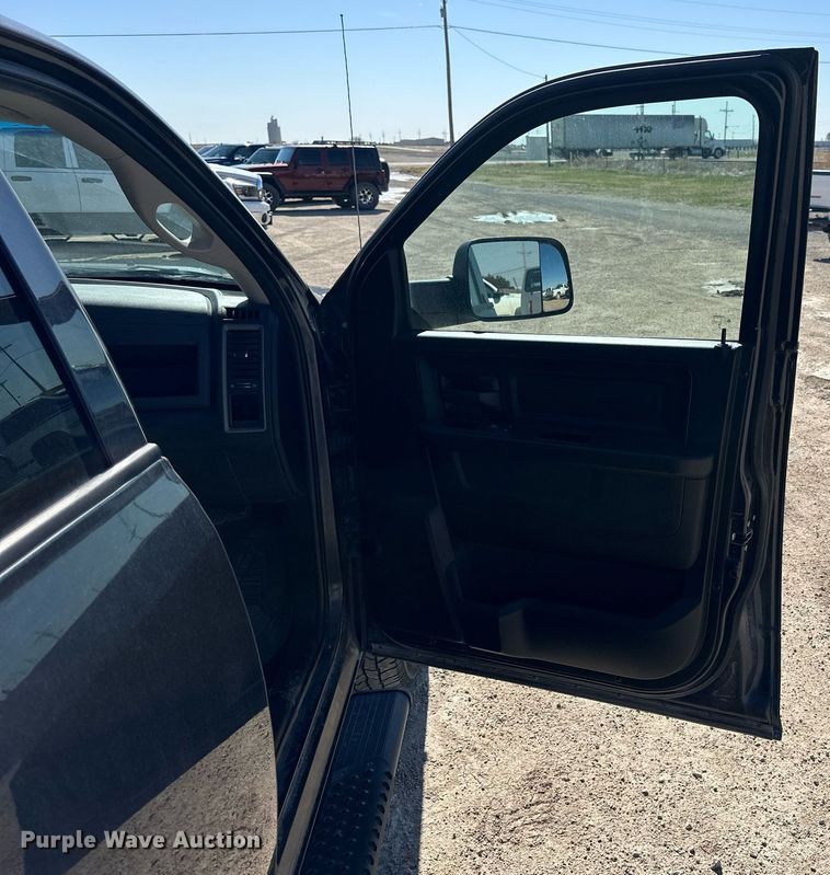 image for item LN9447 2017 Dodge Ram 1500  Crew Cab pickup truck