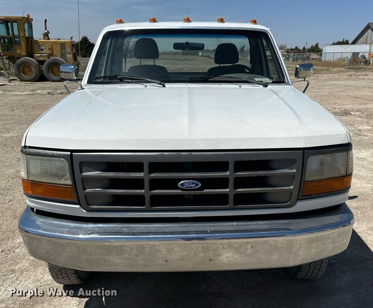 image for item LN9451 1993 Ford F350  pickup truck cab and chassis