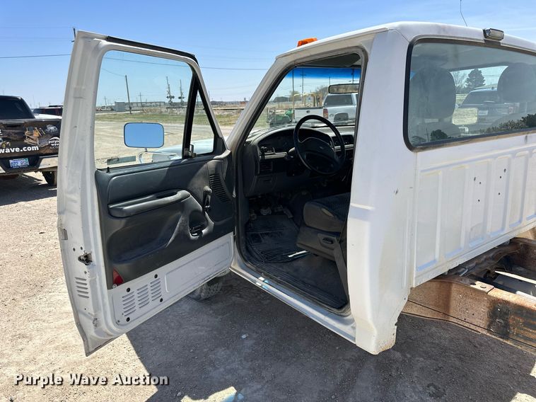 image for item LN9451 1993 Ford F350  pickup truck cab and chassis