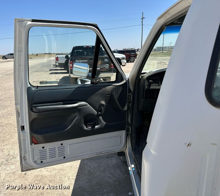 image for item LN9451 1993 Ford F350  pickup truck cab and chassis