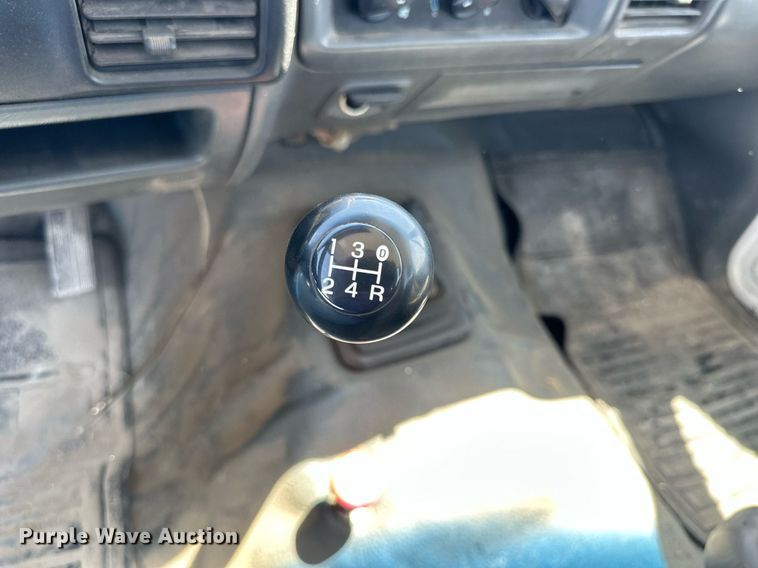 image for item LN9451 1993 Ford F350  pickup truck cab and chassis