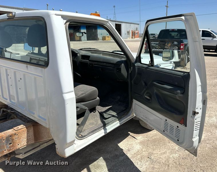 image for item LN9451 1993 Ford F350  pickup truck cab and chassis