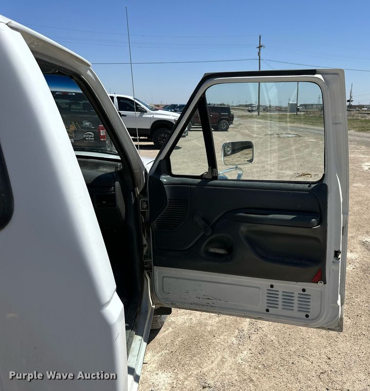 image for item LN9451 1993 Ford F350  pickup truck cab and chassis