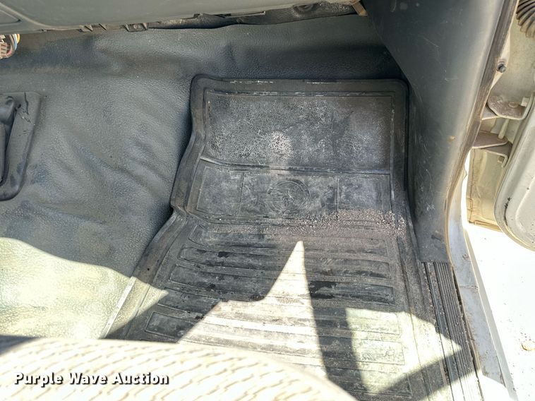 image for item LN9451 1993 Ford F350  pickup truck cab and chassis