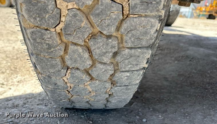 image for item LN9451 1993 Ford F350  pickup truck cab and chassis