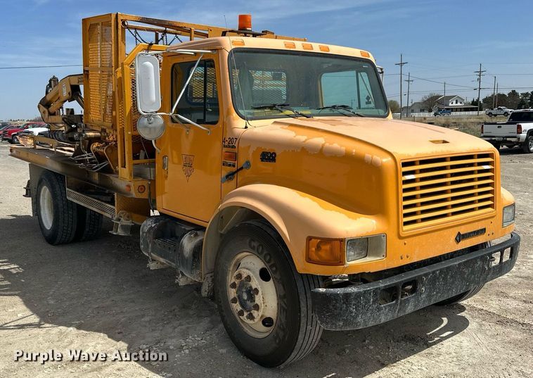 image for item LN9454 2000 International 4700  utility / service truck