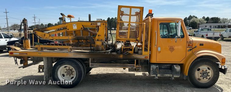 image for item LN9454 2000 International 4700  utility / service truck