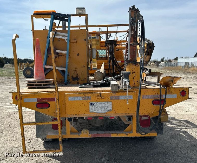 image for item LN9454 2000 International 4700  utility / service truck