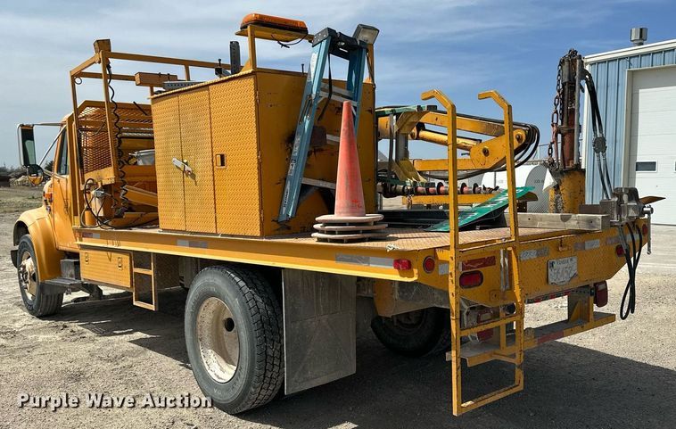 image for item LN9454 2000 International 4700  utility / service truck