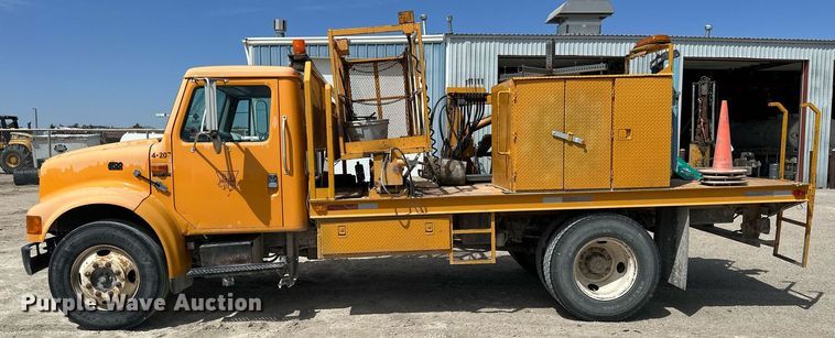 image for item LN9454 2000 International 4700  utility / service truck