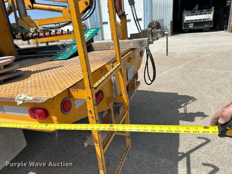 image for item LN9454 2000 International 4700  utility / service truck