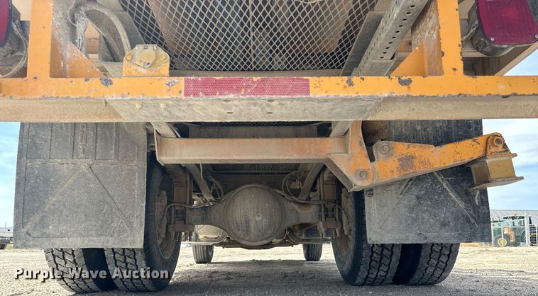 image for item LN9454 2000 International 4700  utility / service truck