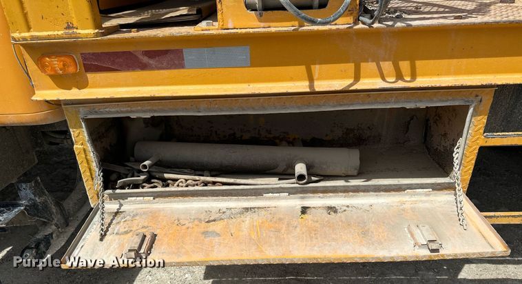 image for item LN9454 2000 International 4700  utility / service truck