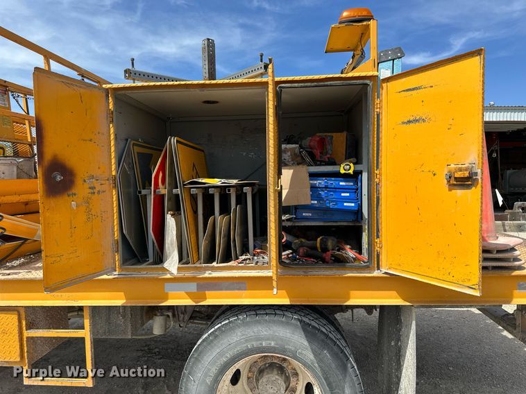 image for item LN9454 2000 International 4700  utility / service truck