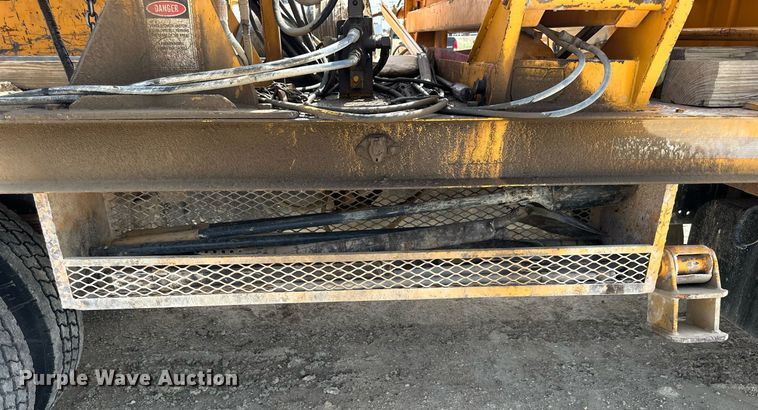 image for item LN9454 2000 International 4700  utility / service truck