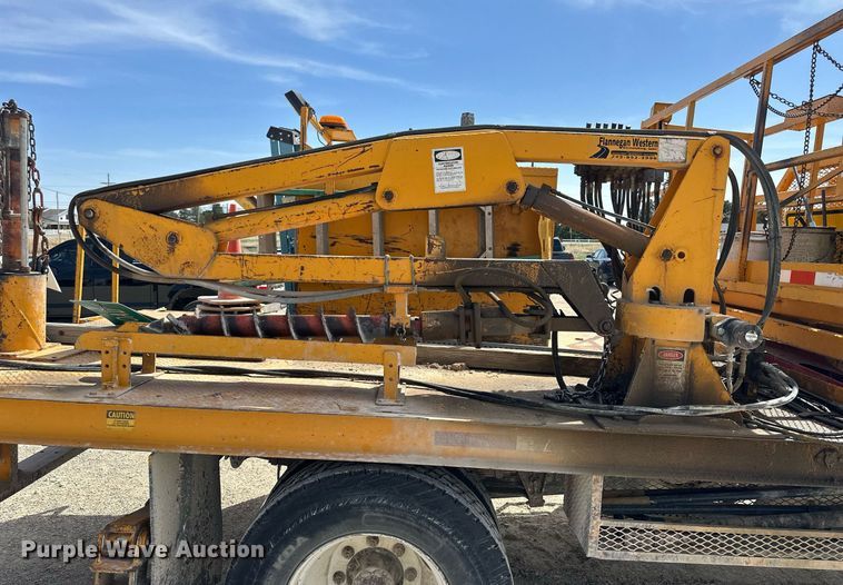 image for item LN9454 2000 International 4700  utility / service truck