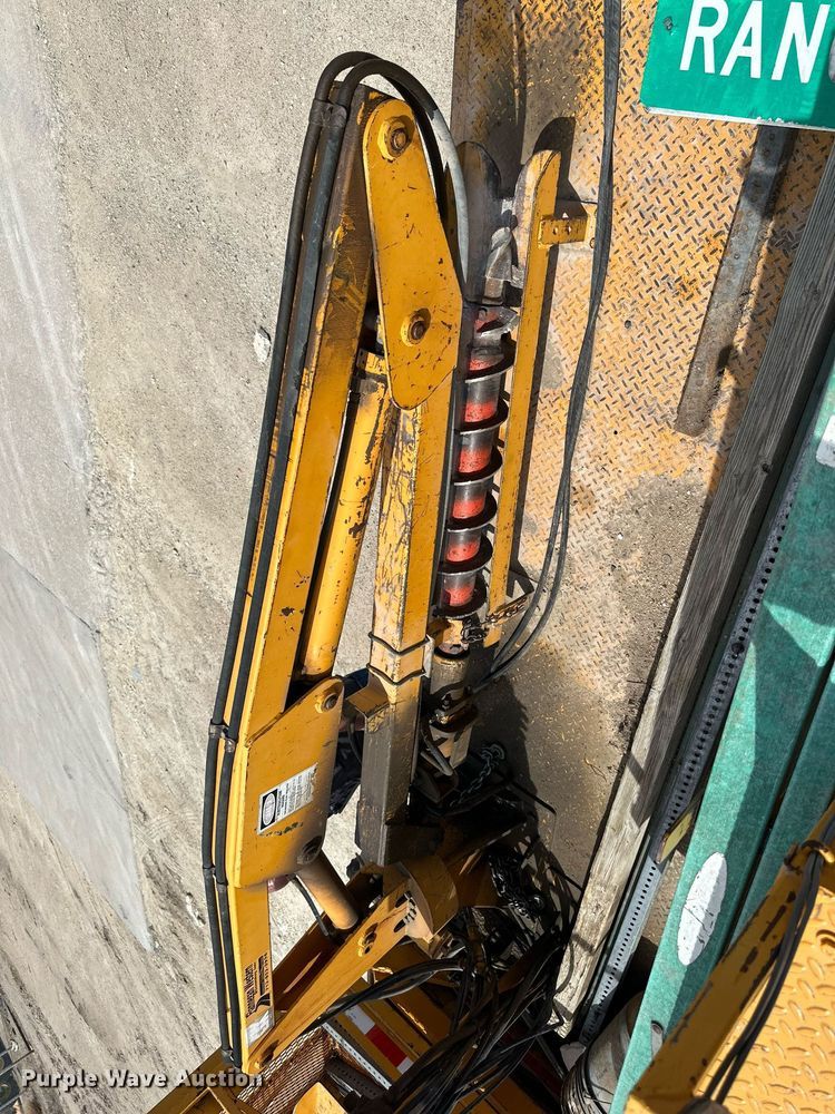 image for item LN9454 2000 International 4700  utility / service truck