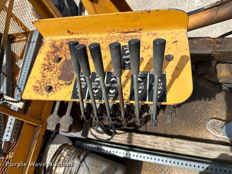 image for item LN9454 2000 International 4700  utility / service truck