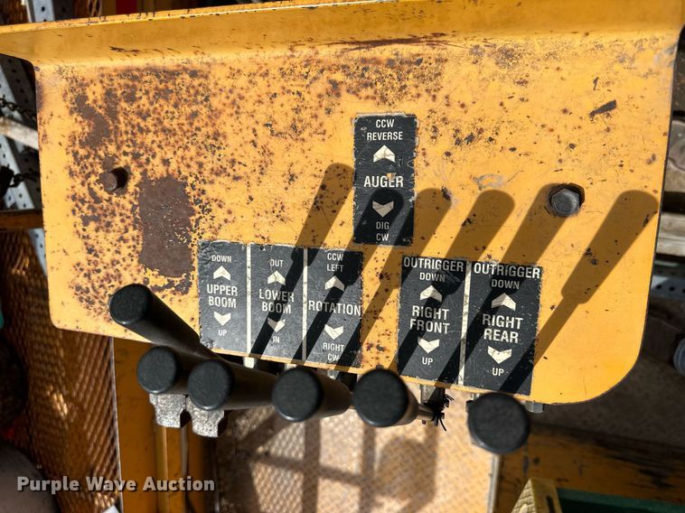 image for item LN9454 2000 International 4700  utility / service truck