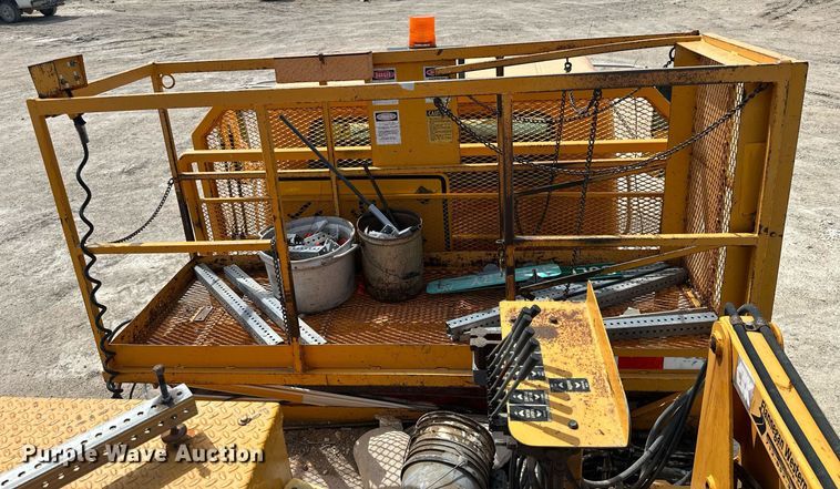 image for item LN9454 2000 International 4700  utility / service truck