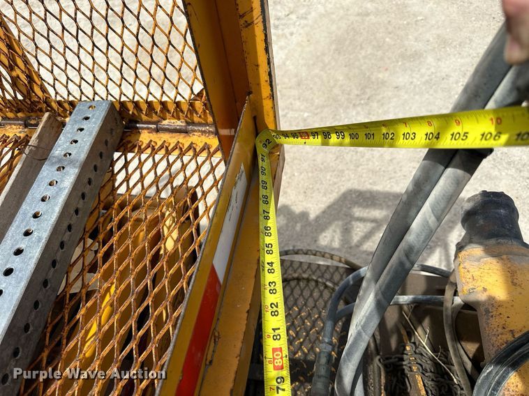 image for item LN9454 2000 International 4700  utility / service truck