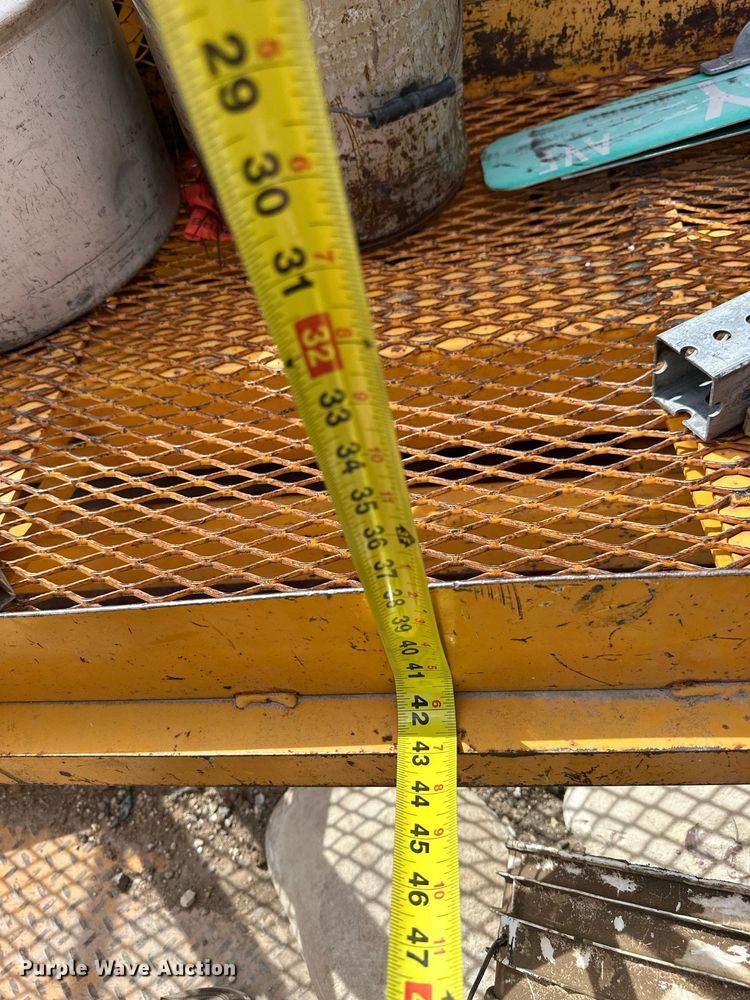 image for item LN9454 2000 International 4700  utility / service truck