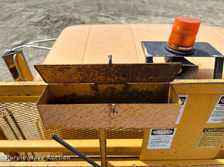 image for item LN9454 2000 International 4700  utility / service truck