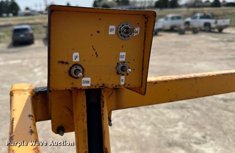 image for item LN9454 2000 International 4700  utility / service truck