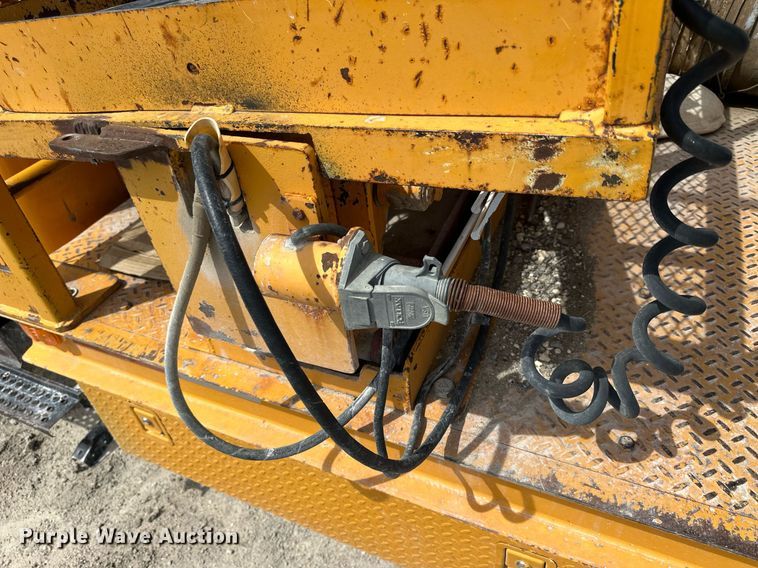 image for item LN9454 2000 International 4700  utility / service truck