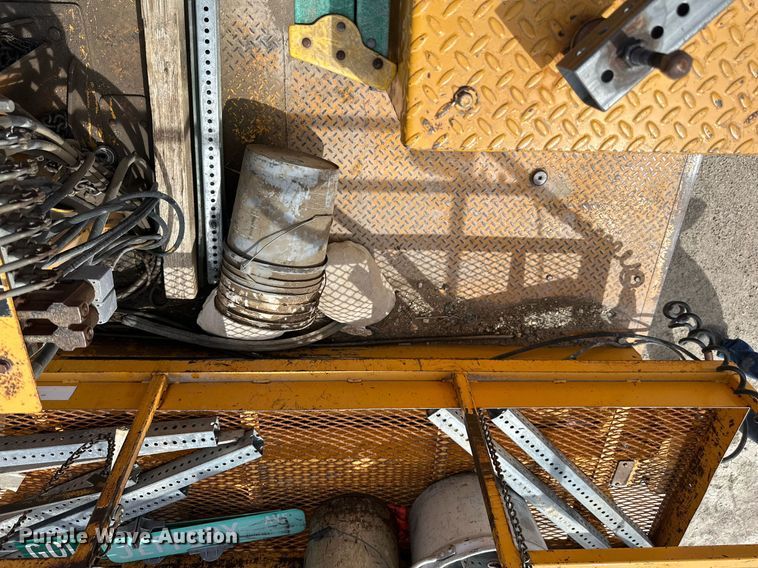 image for item LN9454 2000 International 4700  utility / service truck