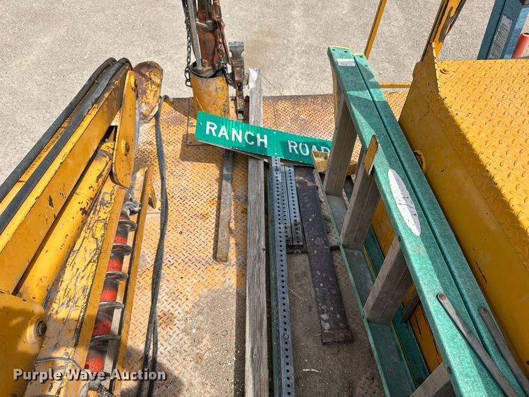 image for item LN9454 2000 International 4700  utility / service truck