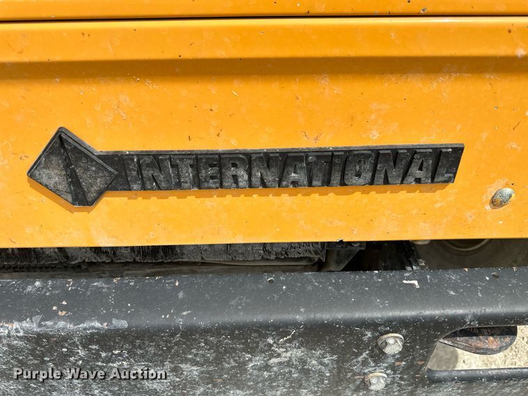 image for item LN9454 2000 International 4700  utility / service truck