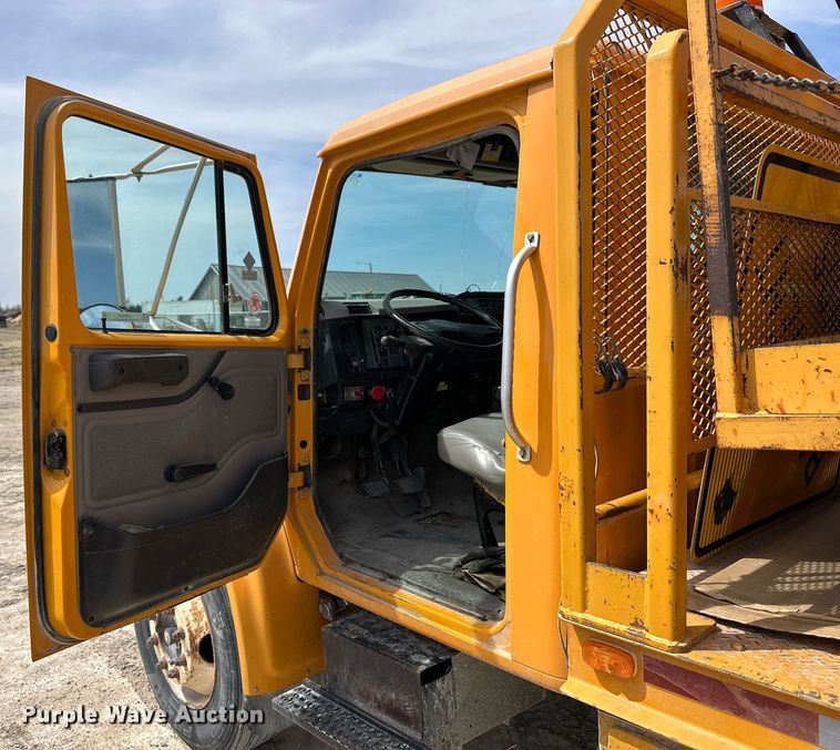 image for item LN9454 2000 International 4700  utility / service truck