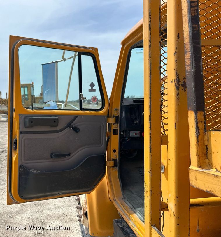 image for item LN9454 2000 International 4700  utility / service truck