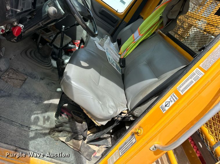 image for item LN9454 2000 International 4700  utility / service truck