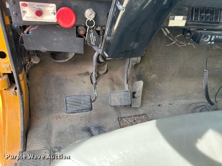 image for item LN9454 2000 International 4700  utility / service truck