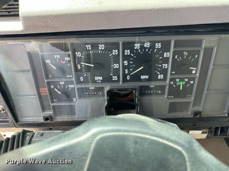 image for item LN9454 2000 International 4700  utility / service truck