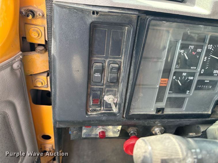 image for item LN9454 2000 International 4700  utility / service truck